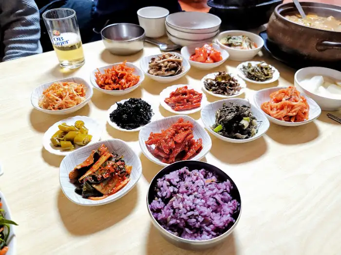 다양한 나물 반찬이 올라간 밥상