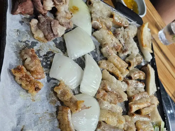 잘 익어 노릇하게 빛나는 곱창 조각들