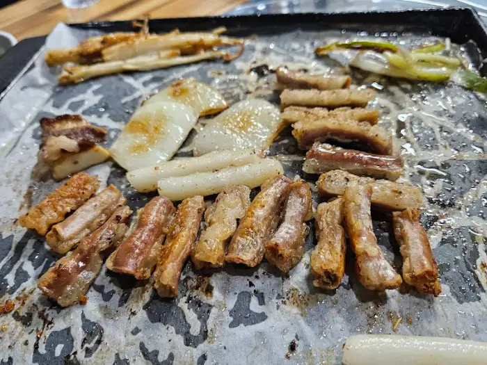 다양한 부위의 곱창과 곁들임 재료가 익어가는 모습