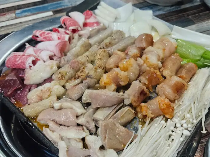 먹음직스럽게 차려진 곱창 모둠