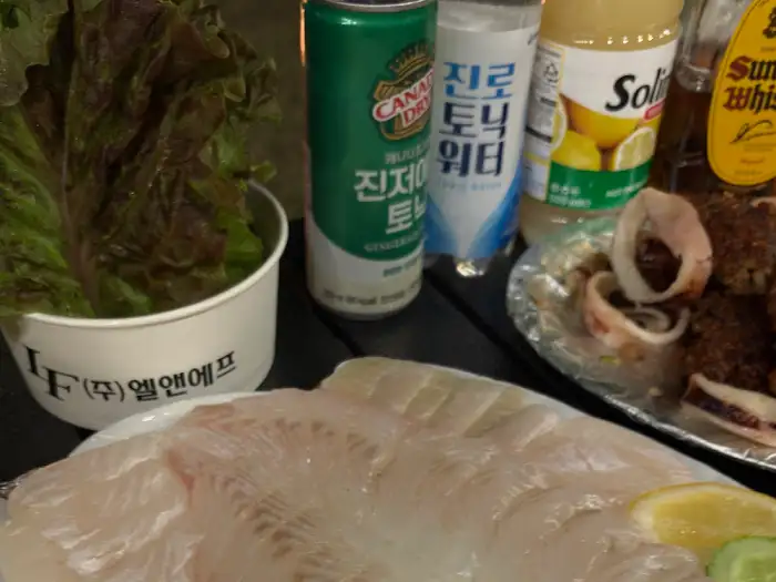 신선한 광어회와 쌈채소