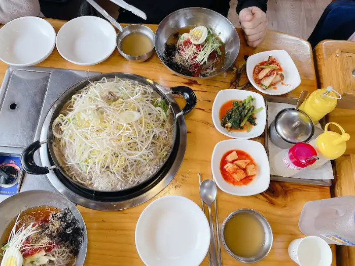 테이블 전체 음식 세팅