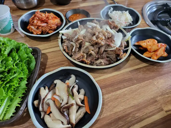 테이블 위의 불고기 및 밑반찬