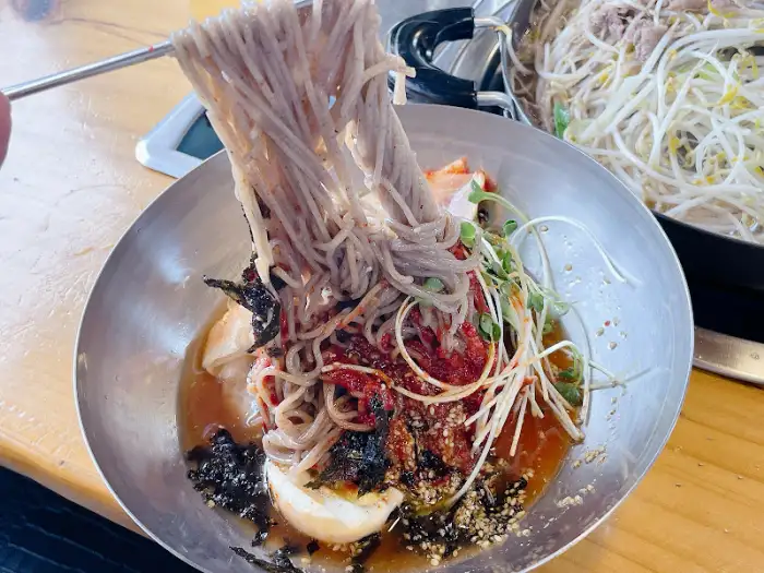 비빔메밀막국수 면 뽑아 올린 모습