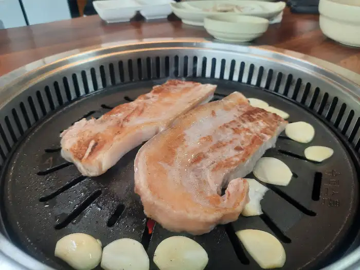 잘 구워지고 있는 흑돼지 삼겹살