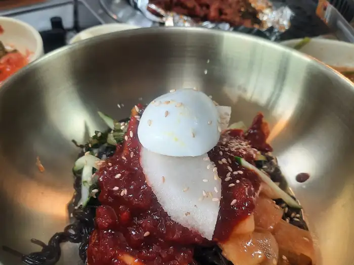 계란과 함께 나온 비빔냉면