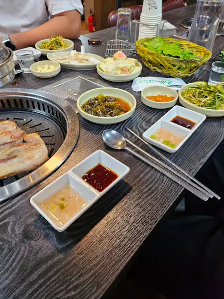 다양한 밑반찬이 차려진 모습