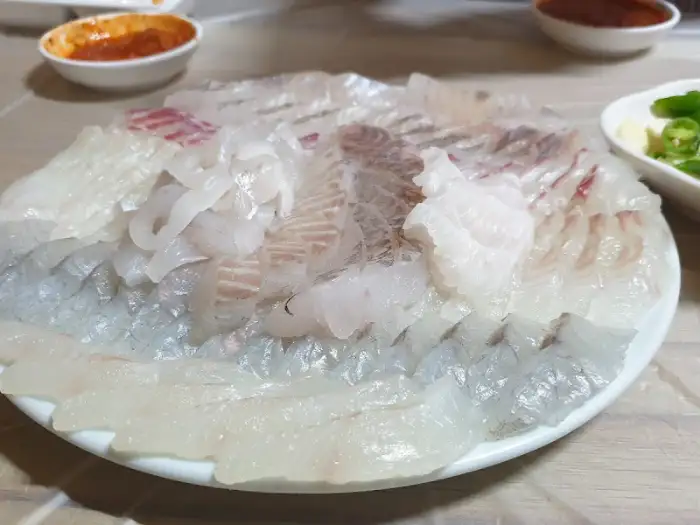 정갈하게 차려진 횟집 상차림