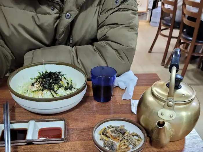 따뜻한 물 주전자를 든 모습
