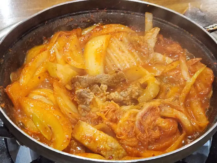 끓고 있는 통돼지볶음