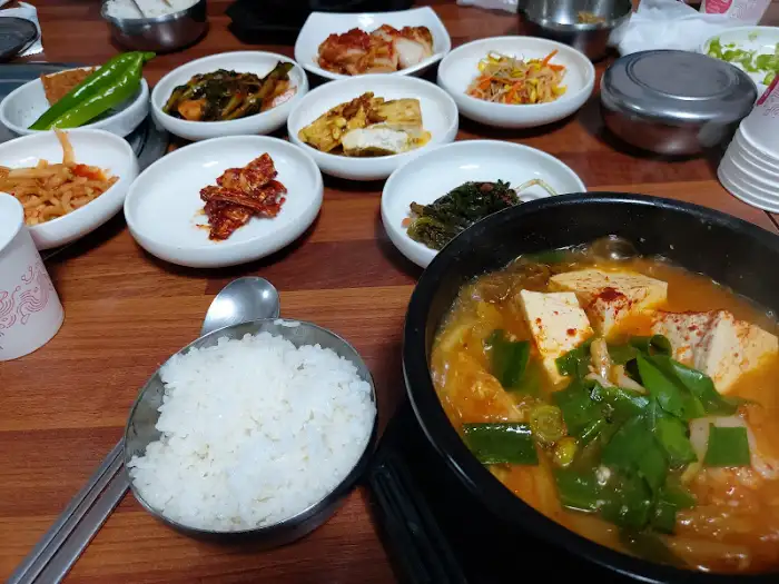 푸짐하게 차려진 정식 한 상