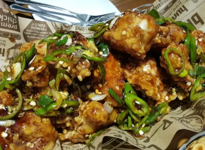 매콤한 양념 치킨과 고추