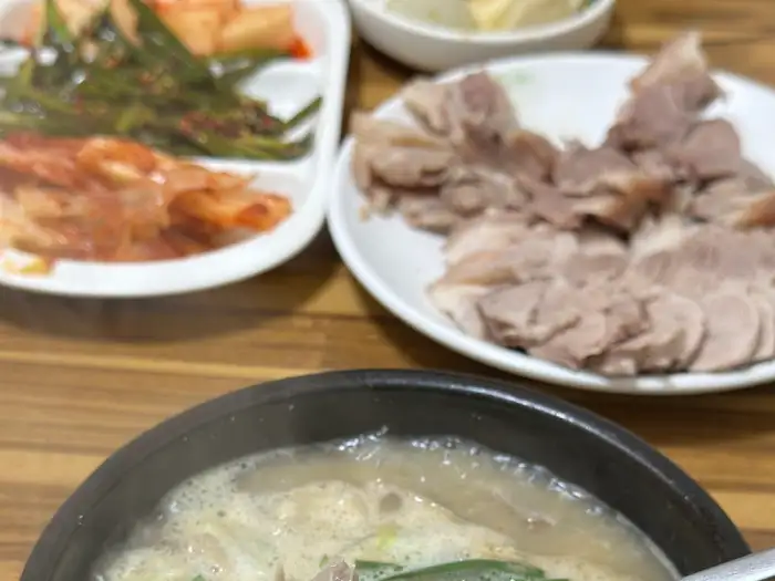 김이 모락모락 나는 뽀얀 돼지국밥