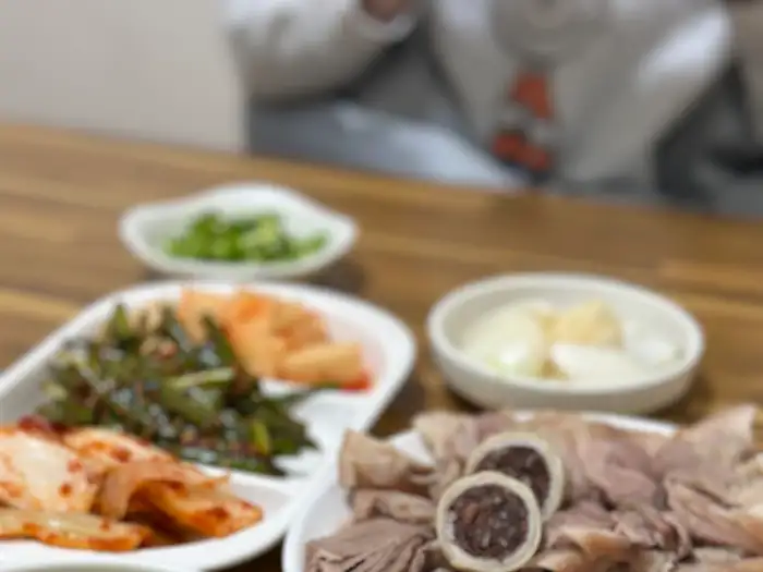푸짐하게 담긴 수육과 국밥