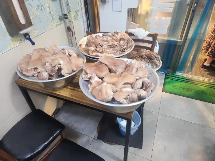 정갈하게 담긴 돼지 부속물들