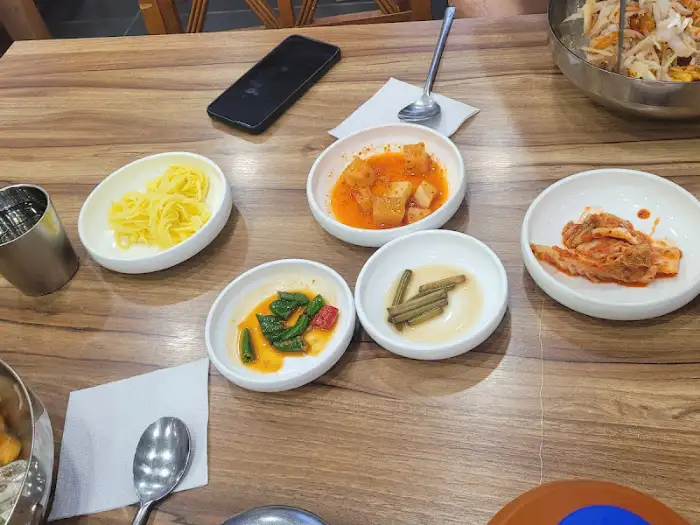 다양한 밑반찬이 담긴 작은 접시들