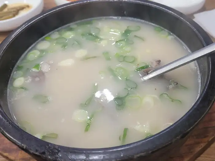 김이 모락모락 나는 소머리곰탕