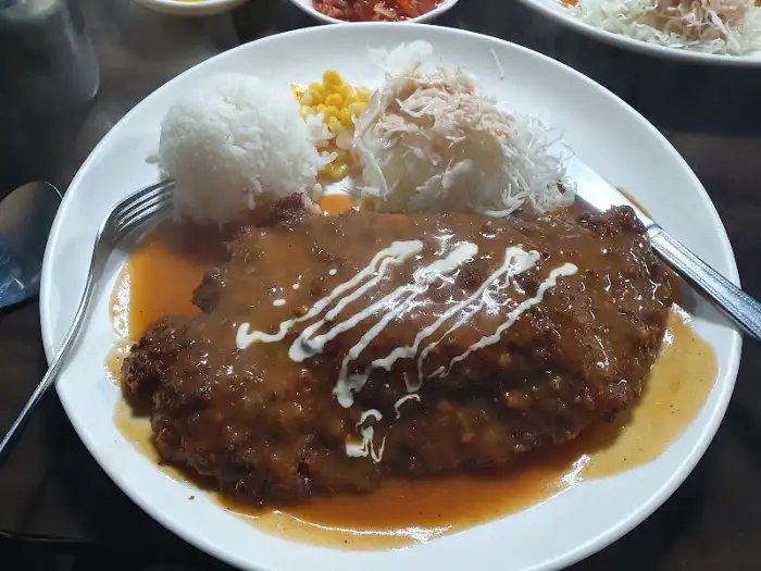 푸짐한 왕돈까스 한 상 차림