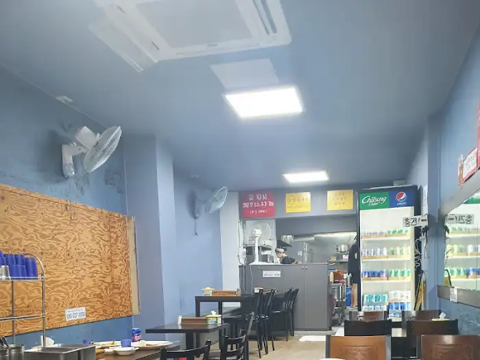 넓고 쾌적한 가게 내부 모습