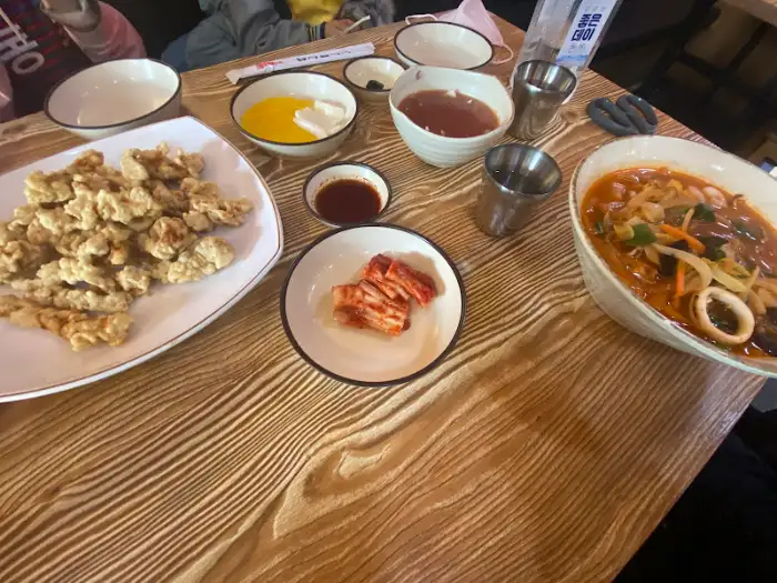 테이블에 차려진 여러 가지 요리