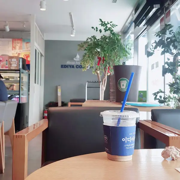 이디야 강진점 창가 자리