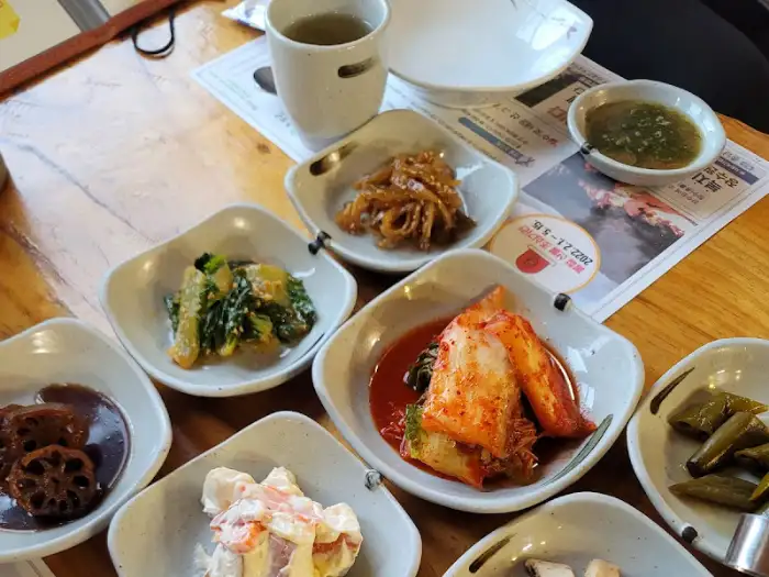 정갈하게 차려진 밑반찬들