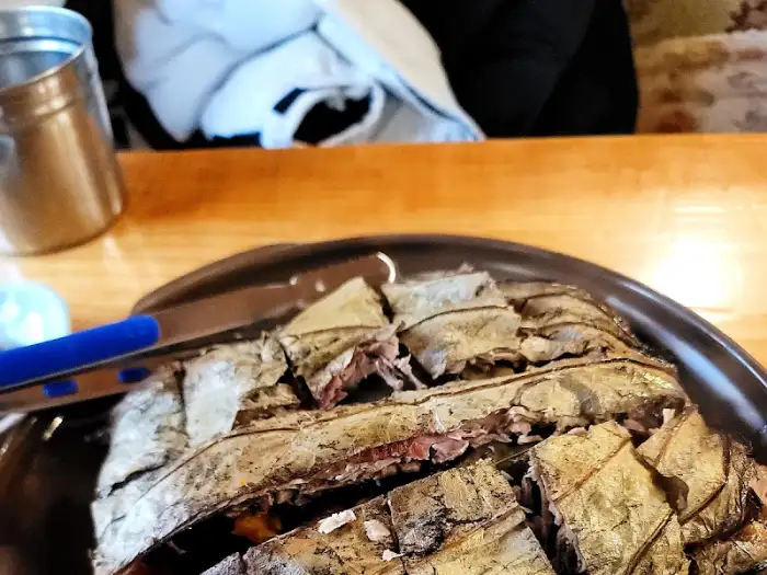 연잎으로 감싸져 나오는 오리 진흙구이