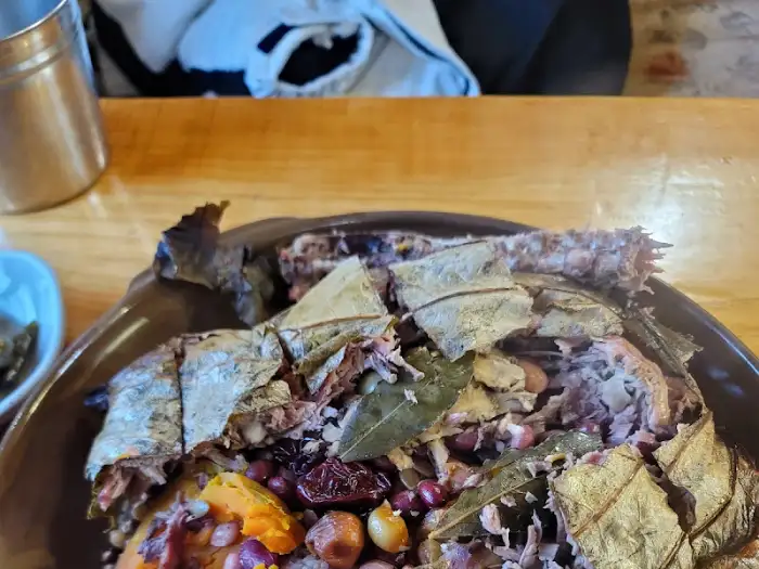 연잎을 벗겨낸 오리 진흙구이 속 찰밥과 약재들
