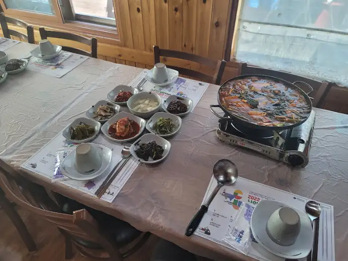 테이블에 세팅된 전골 요리와 밑반찬들