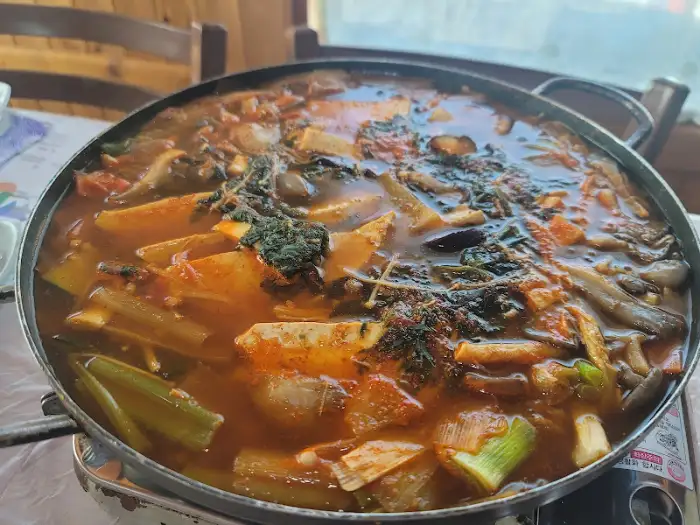 보글보글 끓고 있는 해물 순두부찌개