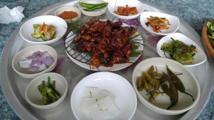 푸짐하게 차려진 돼지구이와 밑반찬