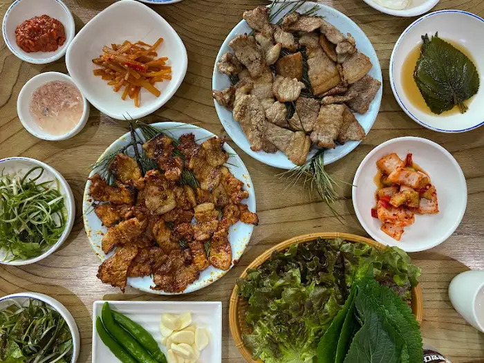 다양한 쌈 채소와 곁들여 먹는 돼지구이