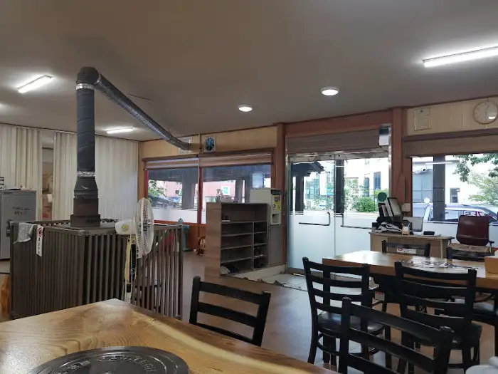 식당 내부, 창가 자리와 환풍 시설