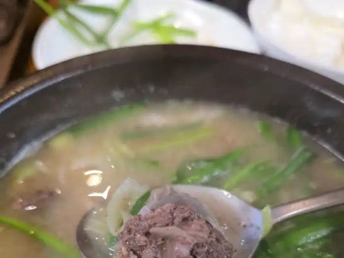순대와 고기가 담긴 숟가락