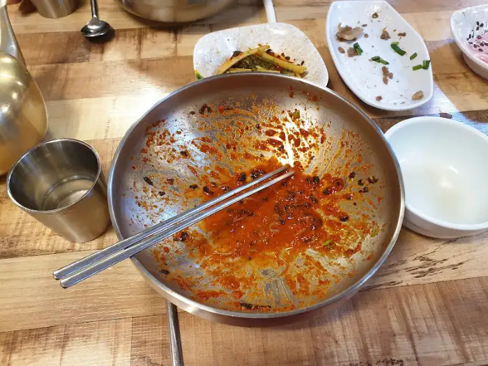 빈 그릇에 남은 소스와 젓가락
