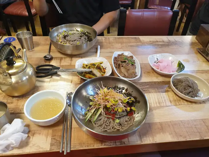 테이블 위에 차려진 음식들
