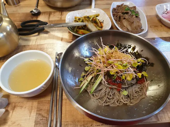따뜻한 육수와 함께 나온 누룽지 백숙