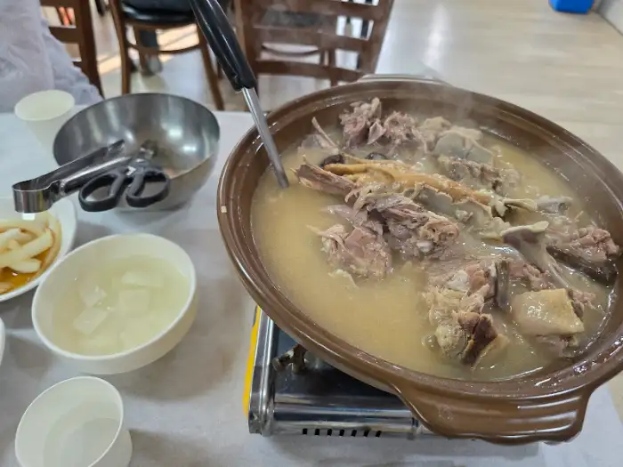 오리 누룽지 백숙 끓고 있는 모습