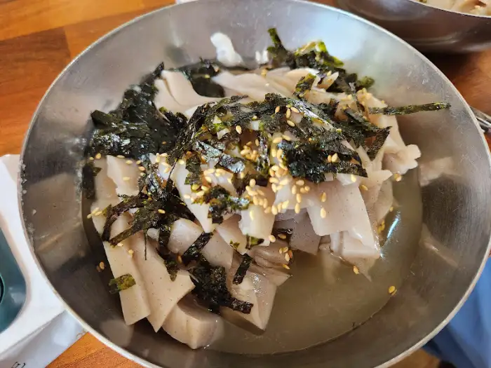 메밀묵밥에 김치와 김가루가 올려진 모습