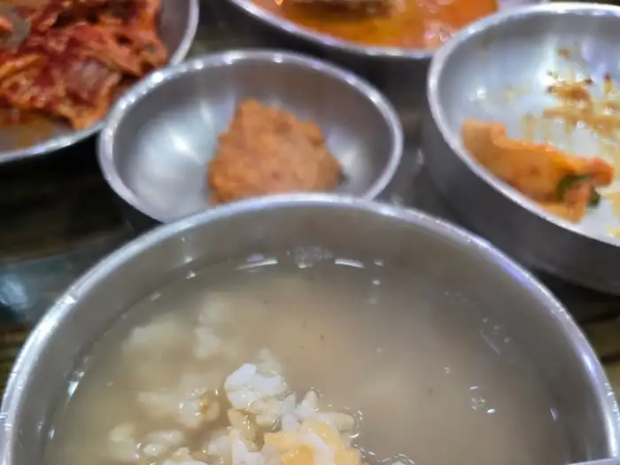 추어탕과 밥, 누룽지가 함께 나온 모습