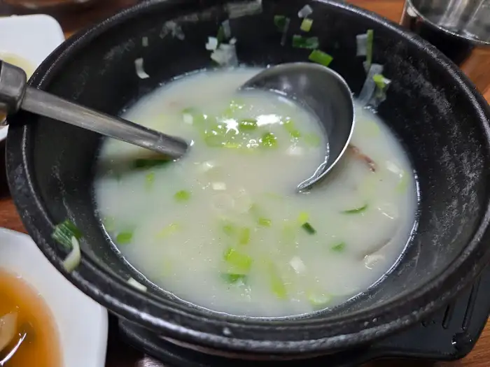 따뜻하고 진한 국물의 소머리국밥