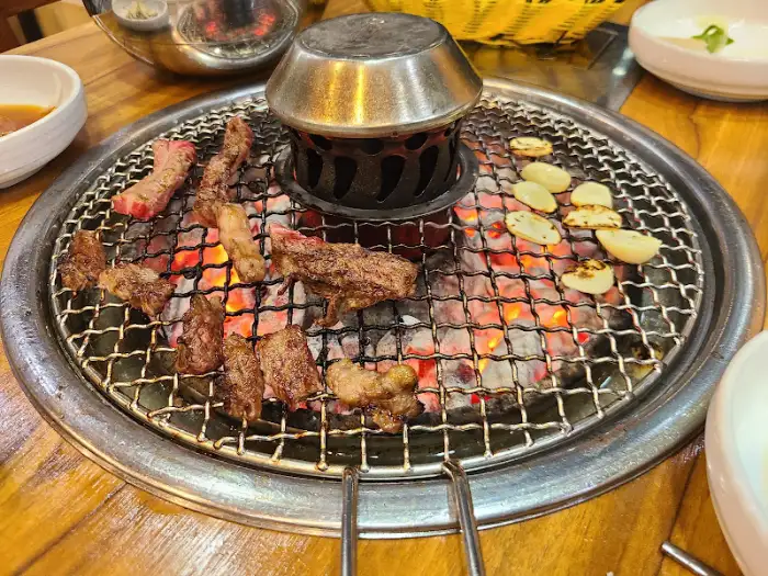 불판 위에서 구워지는 한우