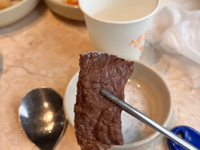 잘 구워진 한우 조각