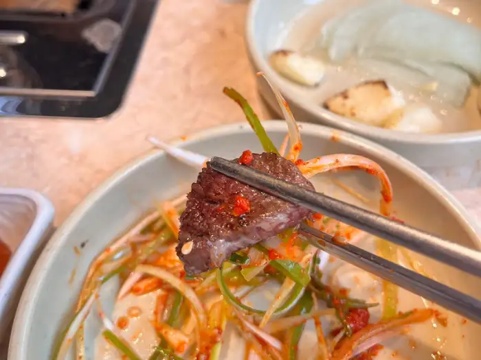 쌈 채소와 함께 먹는 한우