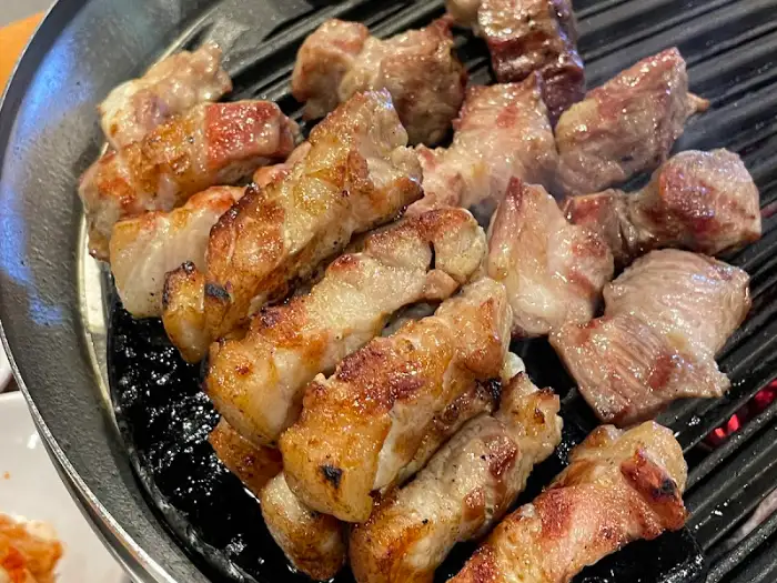고반식당 순천조례점 고기 굽는 모습