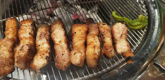 숯불 위에서 구워지는 삼겹살