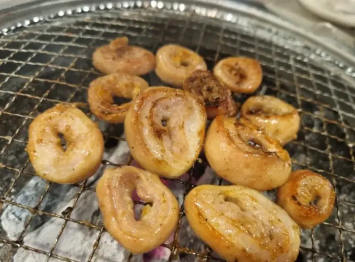 숯불 위에서 익어가는 돼지 막창