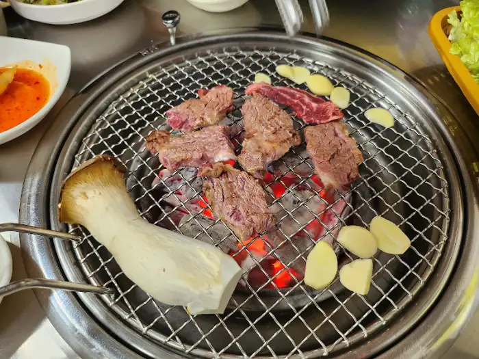 숯불 위에 구워지는 갈비살