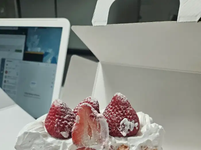 딸기 케이크 위에 올려진 딸기