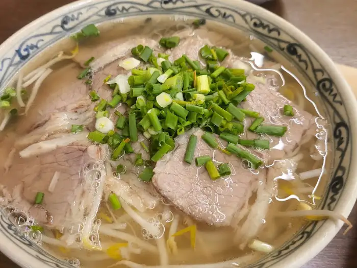 푸짐하게 담긴 쌀국수